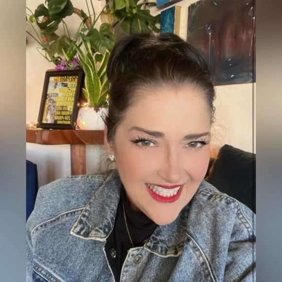 12/31 Co Hosting a Posh Party 🥳 - Picture 2 of 10